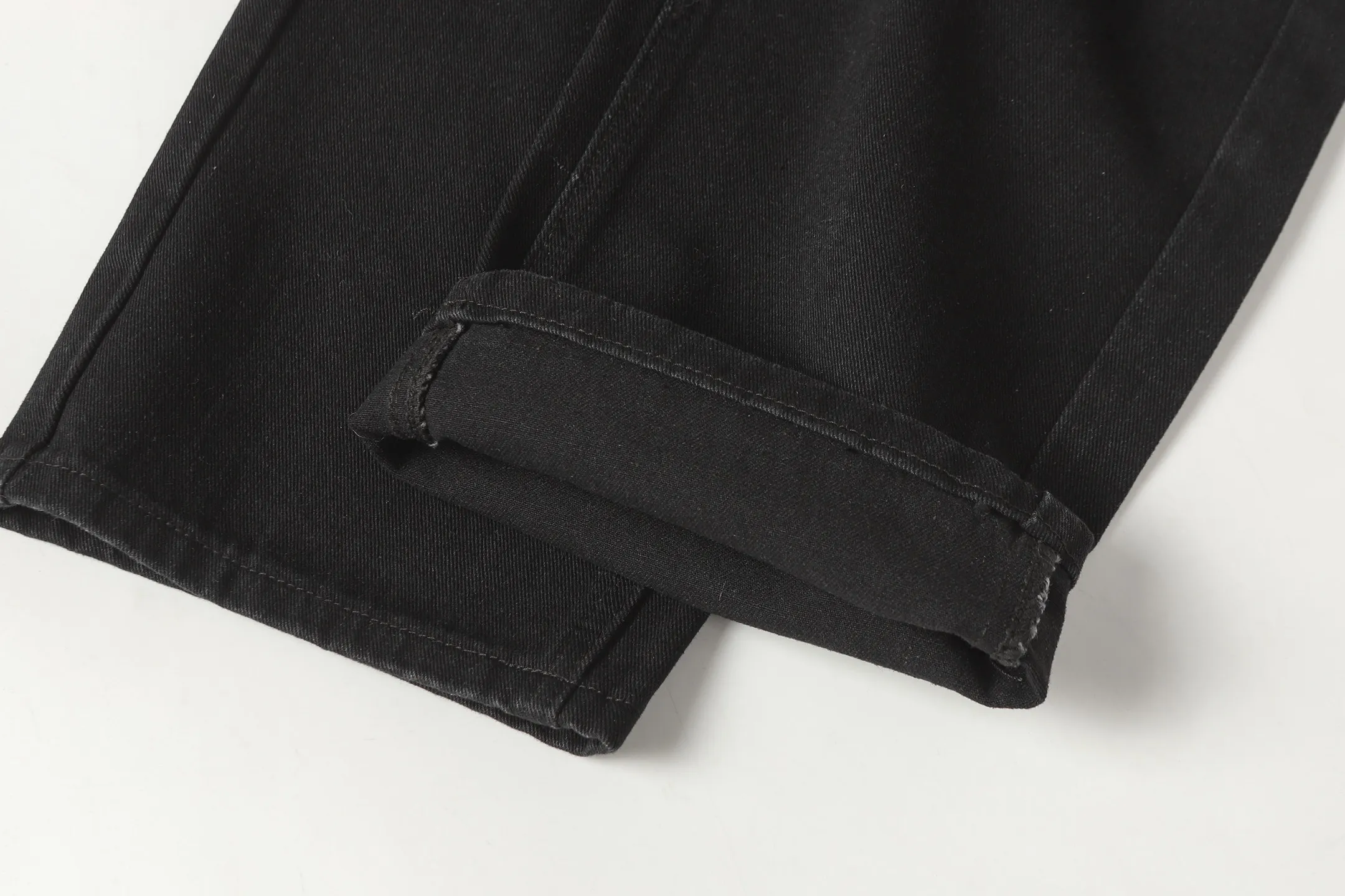 P240 Cross-border quantity model, please do not place an order if you are pursuing quality - Chrome Hearts/Chrome Heart Cross ✝️ Inlaid embroidered washed jeans, trousers and casual pants - High weight, high density and high quality. The wool is soft, delicate and skin-friendly. It feels soft and silky. It has excellent warmth and skin-friendly properties. - Customized weaving and dyeing, no color difference. No matter the fabric or workmanship details, it beats the ordinary version on the market. - Hardware zipper accessories are all customized, full of details -Colour: washed black -Size: 28 30 32 34 36